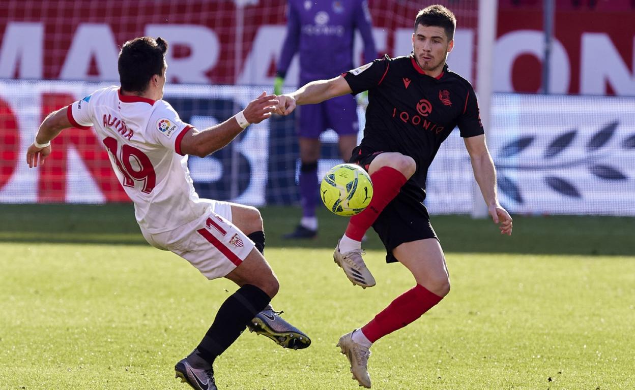 Zubeldia, presionado por Marcos Acuña. 