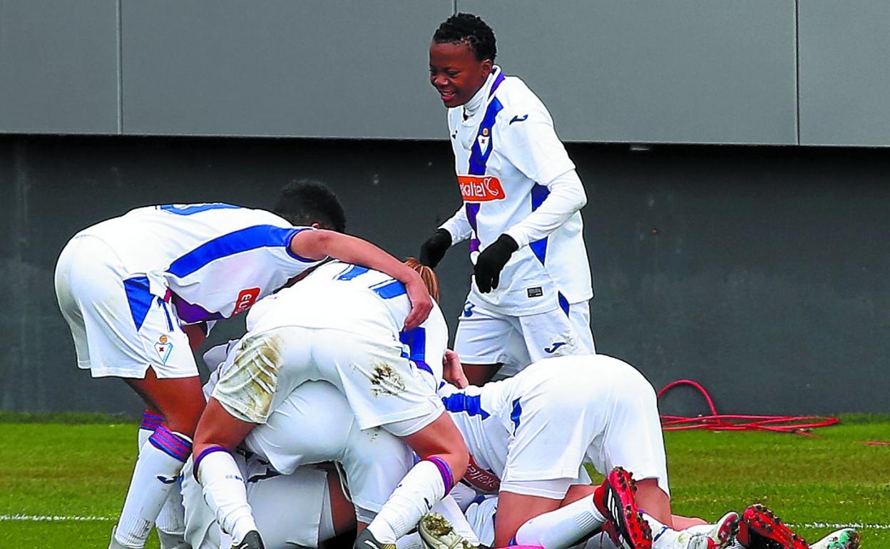 Las jugadoras del Eibar celebran el tanto de la victoria. 