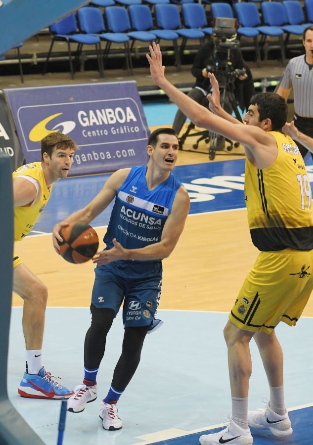 Los guipuzcoanos desperdiciaron una ventaja de seis puntos en los últimos instantes pero lograron una agónica victoria