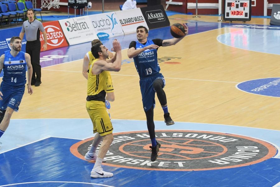 Los guipuzcoanos desperdiciaron una ventaja de seis puntos en los últimos instantes pero lograron una agónica victoria