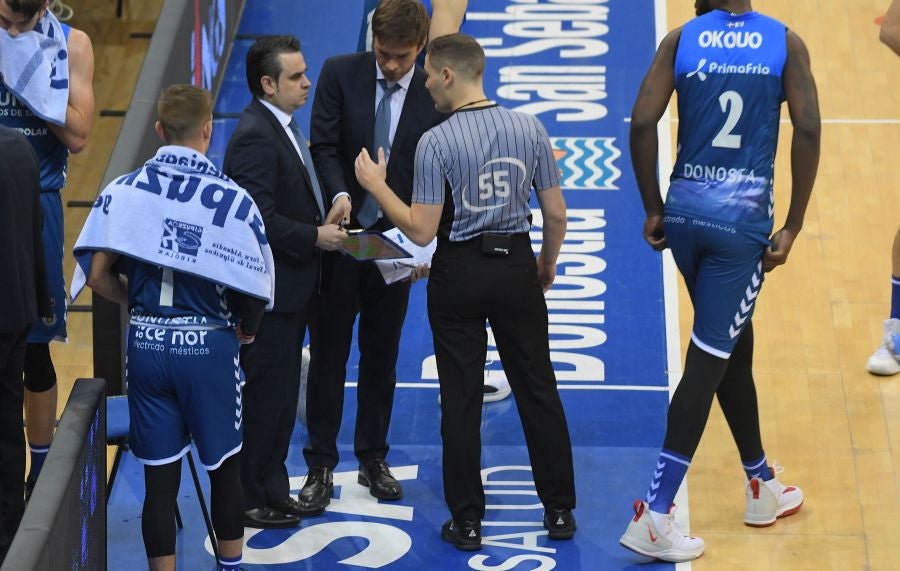 Los guipuzcoanos desperdiciaron una ventaja de seis puntos en los últimos instantes pero lograron una agónica victoria