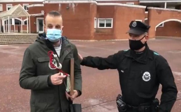 Ruiz Sagarna, tras recibir un sable y una poesía enmarcada.