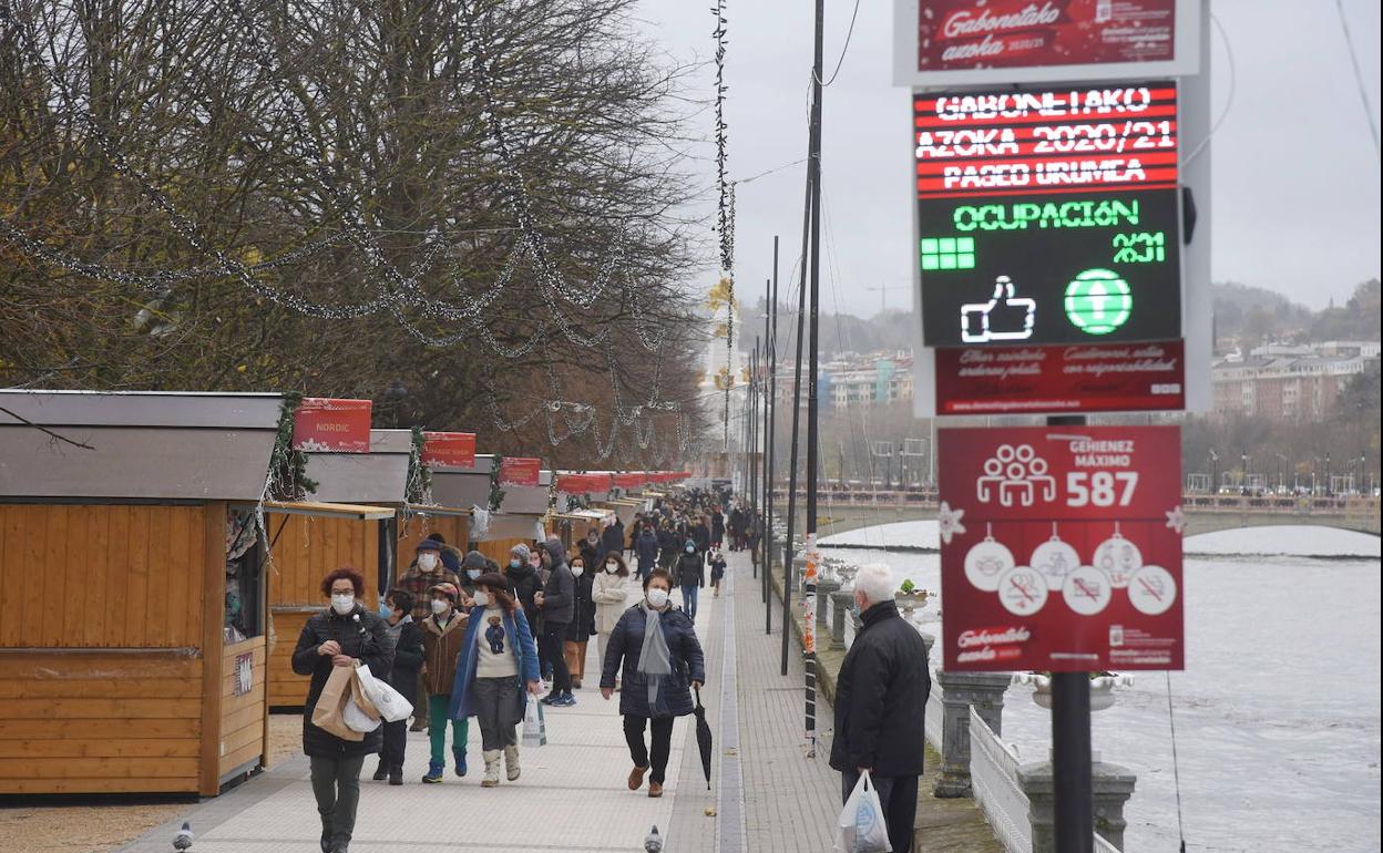 Imagen del mercado de Navidad de este año, en el que se han estado controlando los aforos como medida de seguridad por el Covid.