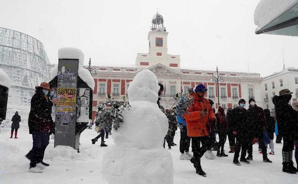 Un nutrido grupo de personas se divierte con la nieve en Madrid.