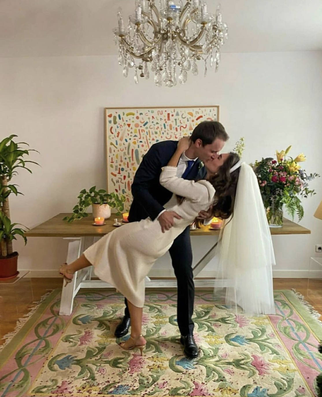 Ni el Covid, ni 'Filomena'. «El amor mueve montañas» y parece que esta frase tan manida ha cobrado más sentido que nunca en los últimos días. Bodas programadas específicamente para el 9 de enero, enlaces reprogramados del 2020 al 2021 debido al coronavirus... y un temporal, el peor de los últimos 50 años, sobre gran parte de la península. A pesar de todo, los eventos se celebraron, y gracias a las redes sociales, las bodas de estos héroes anónimos se han hecho virales con instantáneas captadas en ciudades como Madrid, Zaragoza o Guadalajara. Del enlace con unas 'hunter' al vestido de tablas en color maquillaje: una vez más, ¡triunfó el amor!