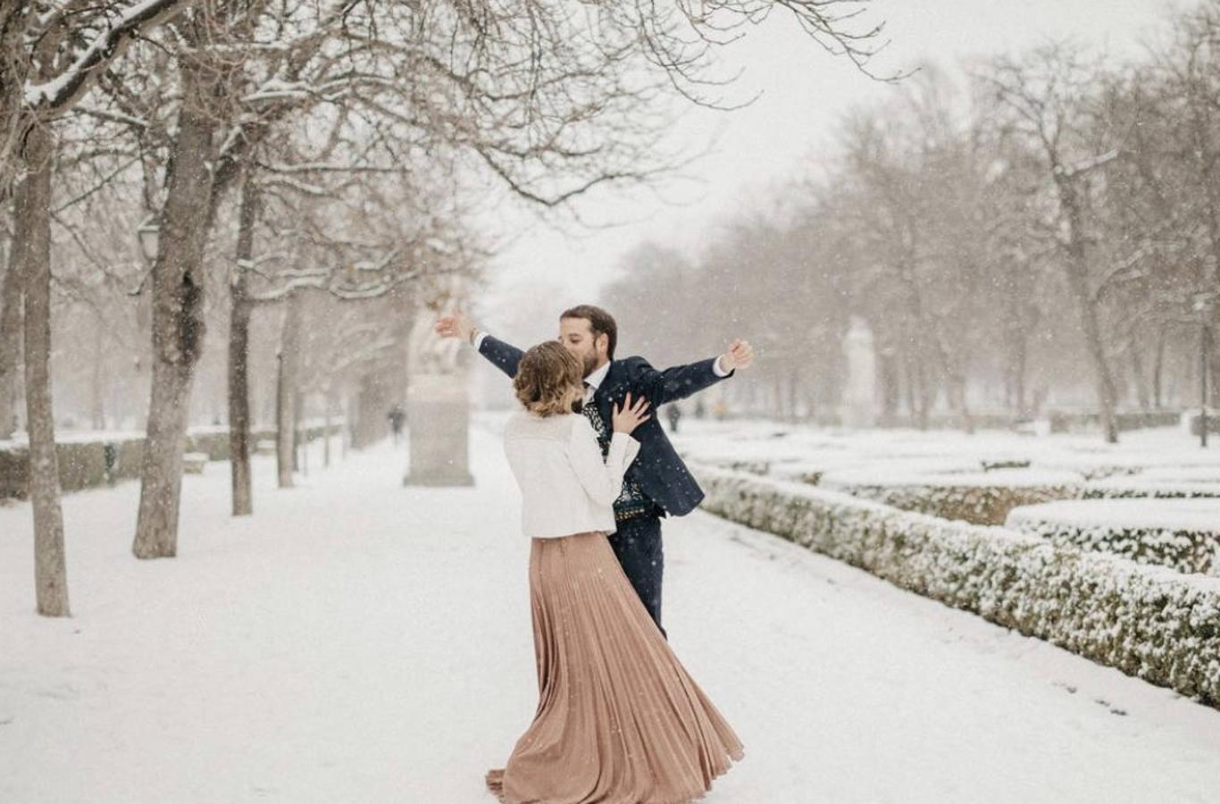Ni el Covid, ni 'Filomena'. «El amor mueve montañas» y parece que esta frase tan manida ha cobrado más sentido que nunca en los últimos días. Bodas programadas específicamente para el 9 de enero, enlaces reprogramados del 2020 al 2021 debido al coronavirus... y un temporal, el peor de los últimos 50 años, sobre gran parte de la península. A pesar de todo, los eventos se celebraron, y gracias a las redes sociales, las bodas de estos héroes anónimos se han hecho virales con instantáneas captadas en ciudades como Madrid, Zaragoza o Guadalajara. Del enlace con unas 'hunter' al vestido de tablas en color maquillaje: una vez más, ¡triunfó el amor!