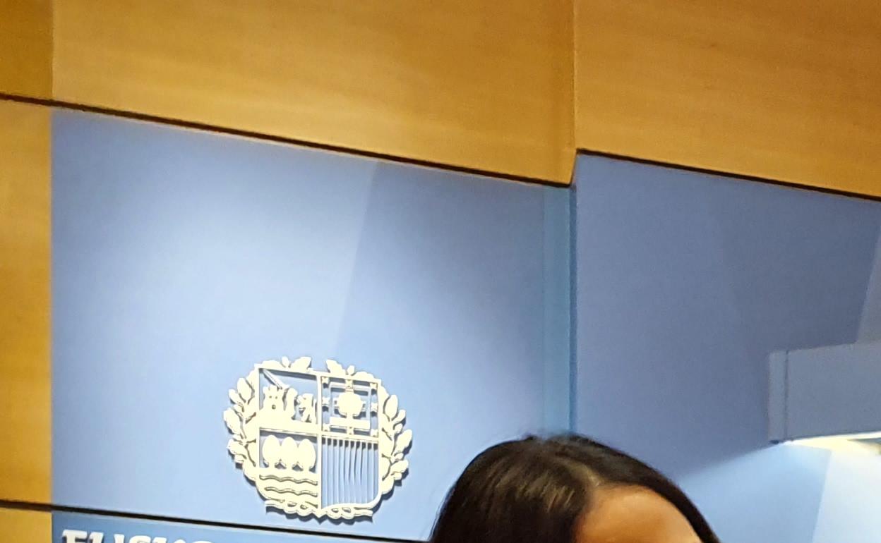 La viceconsejera de Educación, Begoña Pedrosa, y el consejero Jokin Bildarratz, con el cartel de la campaña