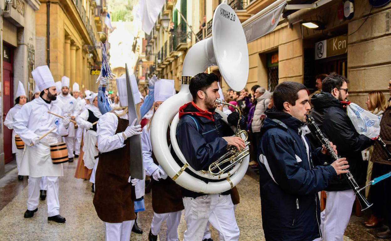 La txaranga Udekasi de Cascante desfilando el año pasado con la tamborrada Sheshenarena por las calles de la Parte Vieja 