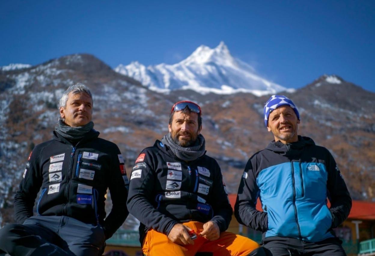 Iñaki Álvarez, Alex Txikon y Simone Moro, rumbo al Manaslu. 