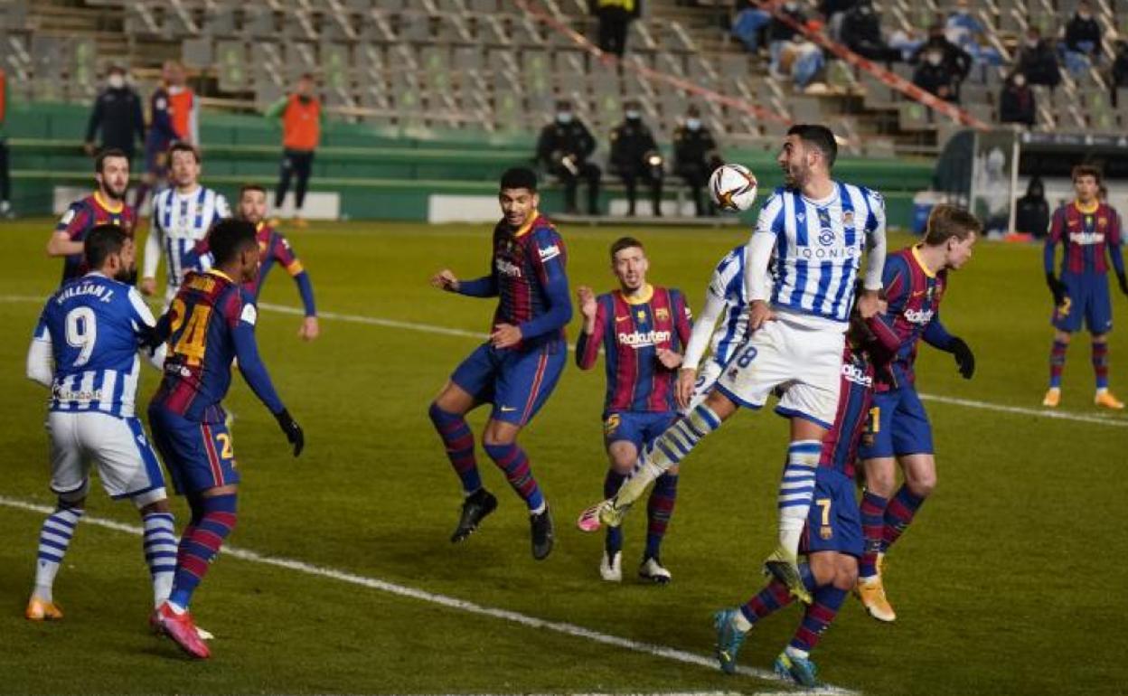 Merino trata de peinar un balón al segundo palo. 