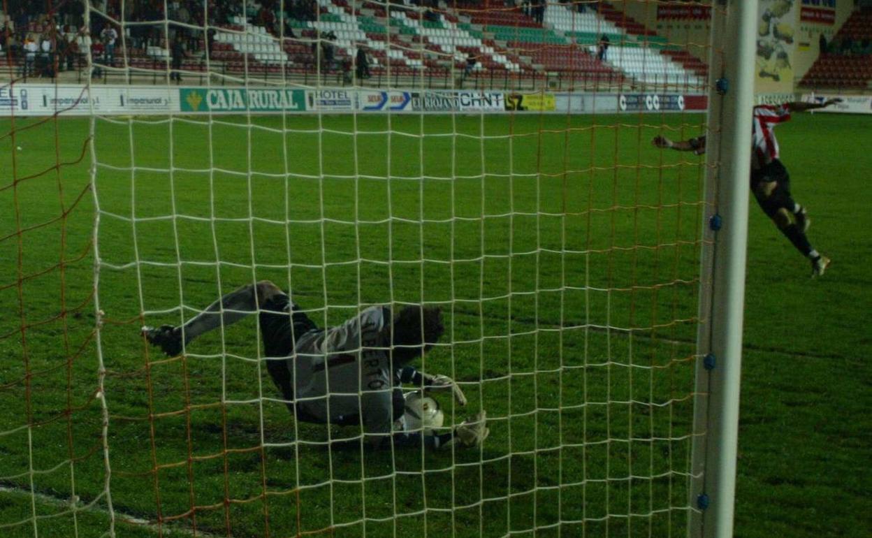 Alberto detiene uno de los lanzamientos de penalti ante el Zamora en 2005. 