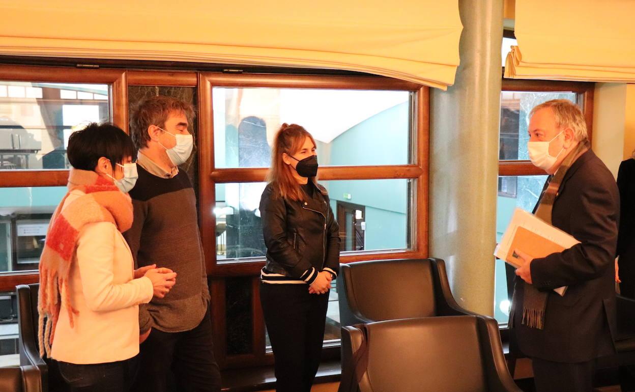 Momento de la reunión entre Azpiazu y los portavoces de EH Bildu.