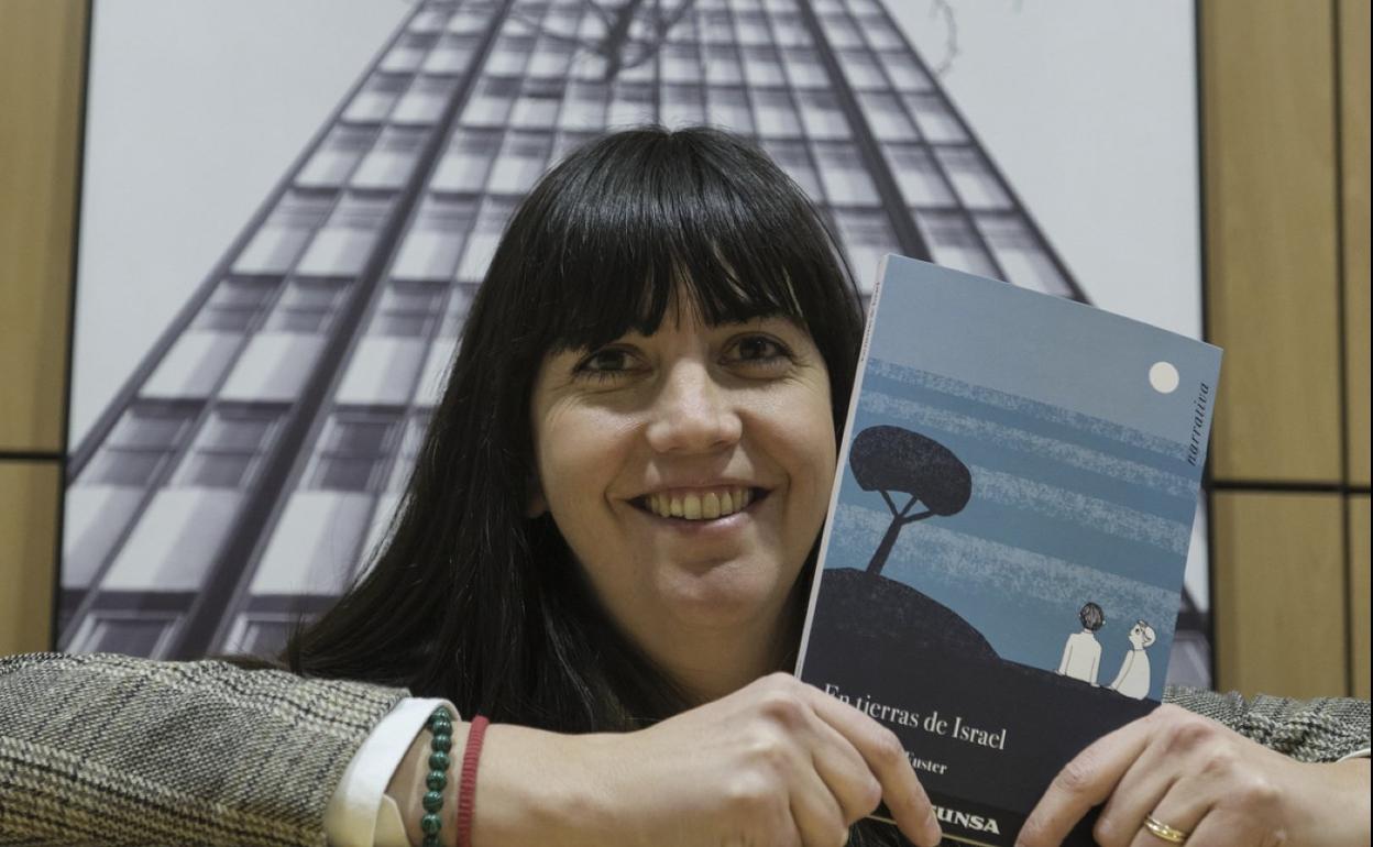 Ella es Teresa; el libro, el de Juan Flaquer. En la pared, una gran foto refleja las oficinas de Seat en Barcelona. 
