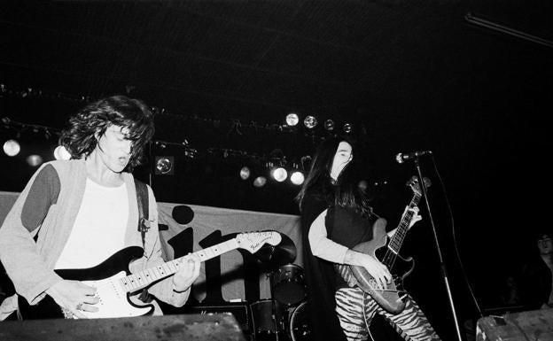 Imagen principal - El Boni y El Drogas, de Barricada, en concierto en 1984. En el festival presentaron 'Correr a ciegas' y 'El Rock Duro del Norte', en 1986 y 1989, respectivamente. Tito Aldama e Iñaki Garitaonaindia, Gari, de Hertzainak, en concierto en Vitoria en 1984. Txarli y Evaristo, de La Polla Records, tras un cocnierto de la Escuela de Ingenieros de Caminos en la Universidad Complutense de Madrid, en 1985.