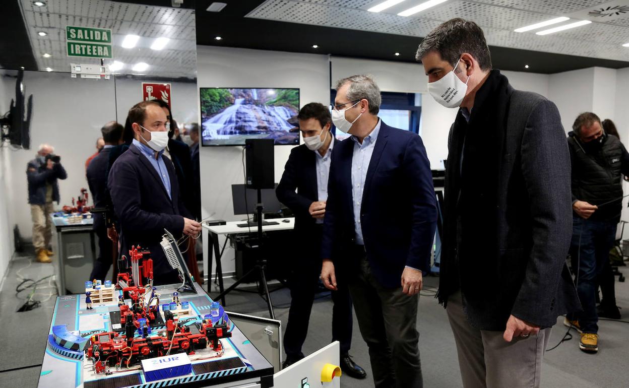 Olano y Goia visitan las instalaciones de Ziur en Zuatzu.