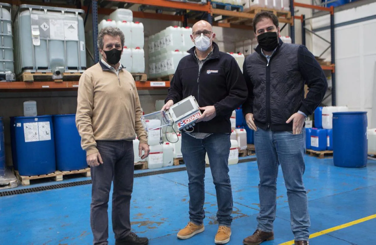 Nando Aparicio (Bidaso activa), Kepa Iribarren (Otari) e Iván Piquer (Atelei) en la planta de Otari. 