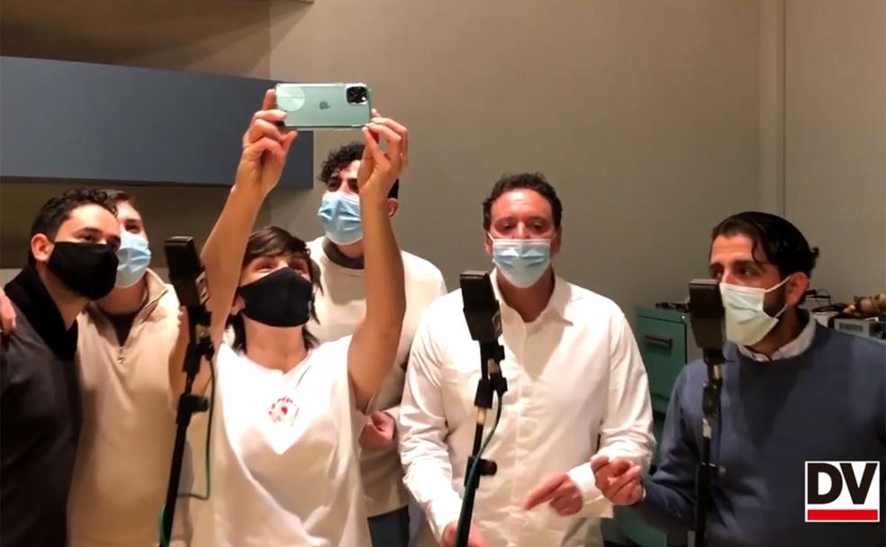 Tamborrada: La Oreja, Erentxun, Sonakay y Ane Etxegoyen interpretan la Marcha de San Sebastián