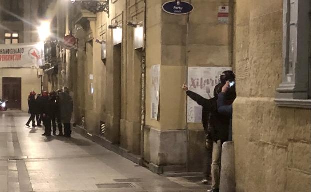 Agentes de la Ertzaintza durante la intervención en la Parte Vieja de Donostia. 