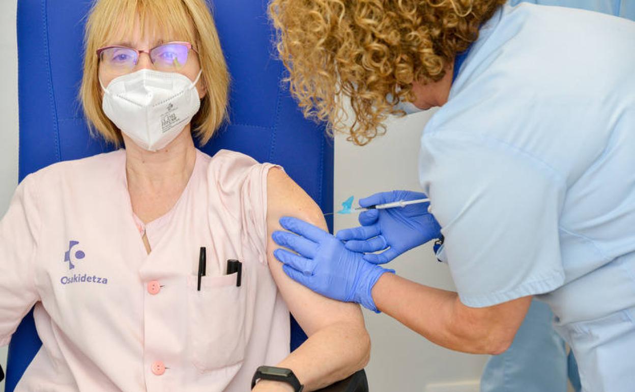 La vacunación de sanitarios arrancó en Euskadi ayer en el Hospital de Cruces.