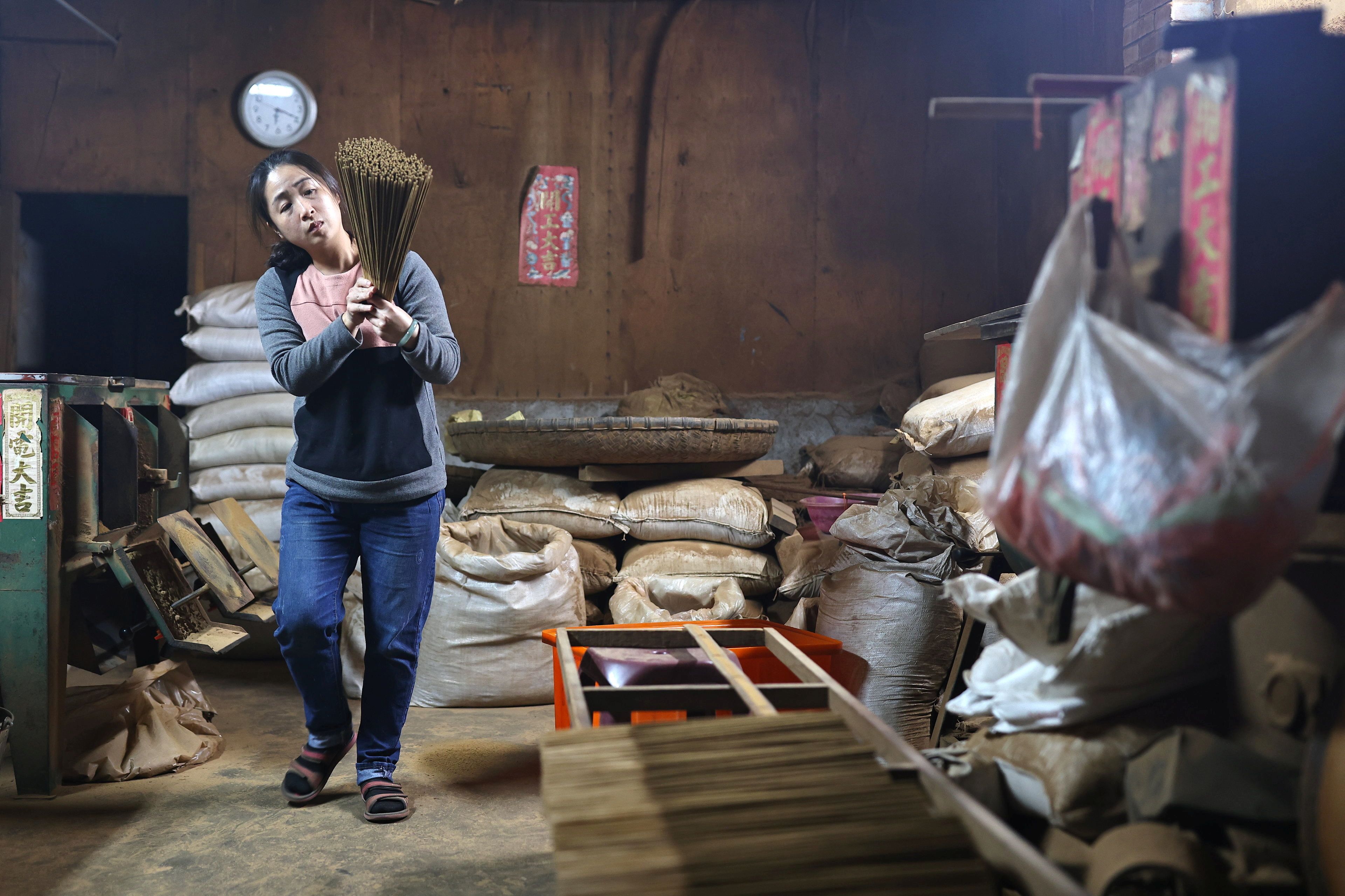 Fotos: El arte de fabricar las varitas de incienso