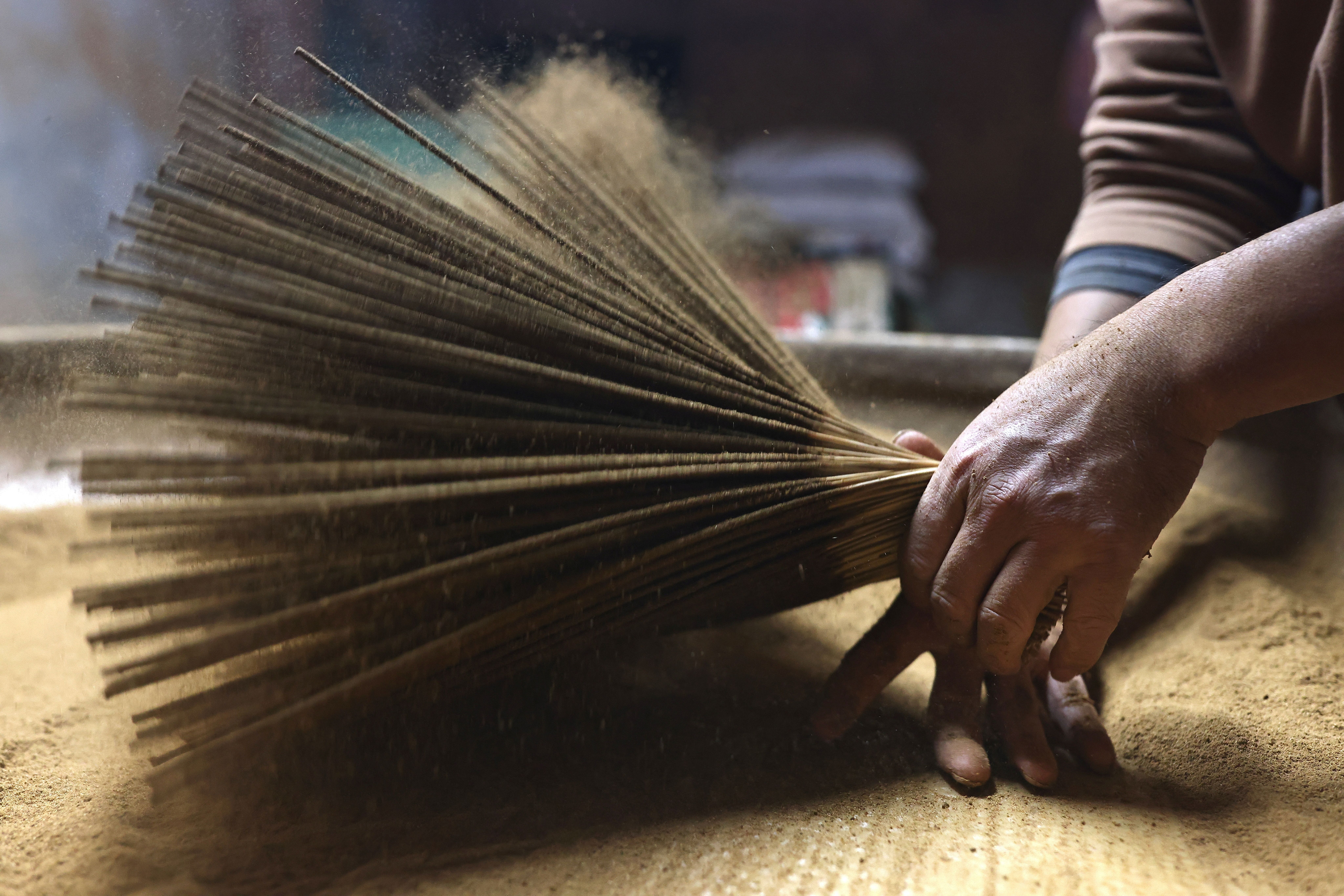 Fotos: El arte de fabricar las varitas de incienso