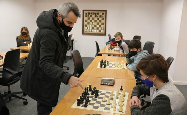 El ajedrez mueve sus piezas en Gipuzkoa gracias a la serie 'Gambito de  dama