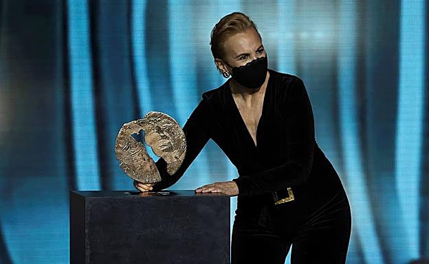 Imagen principal - Elena Irureta comparte con Ane Gabarain el premio Forqué por &#039;Patria&#039;
