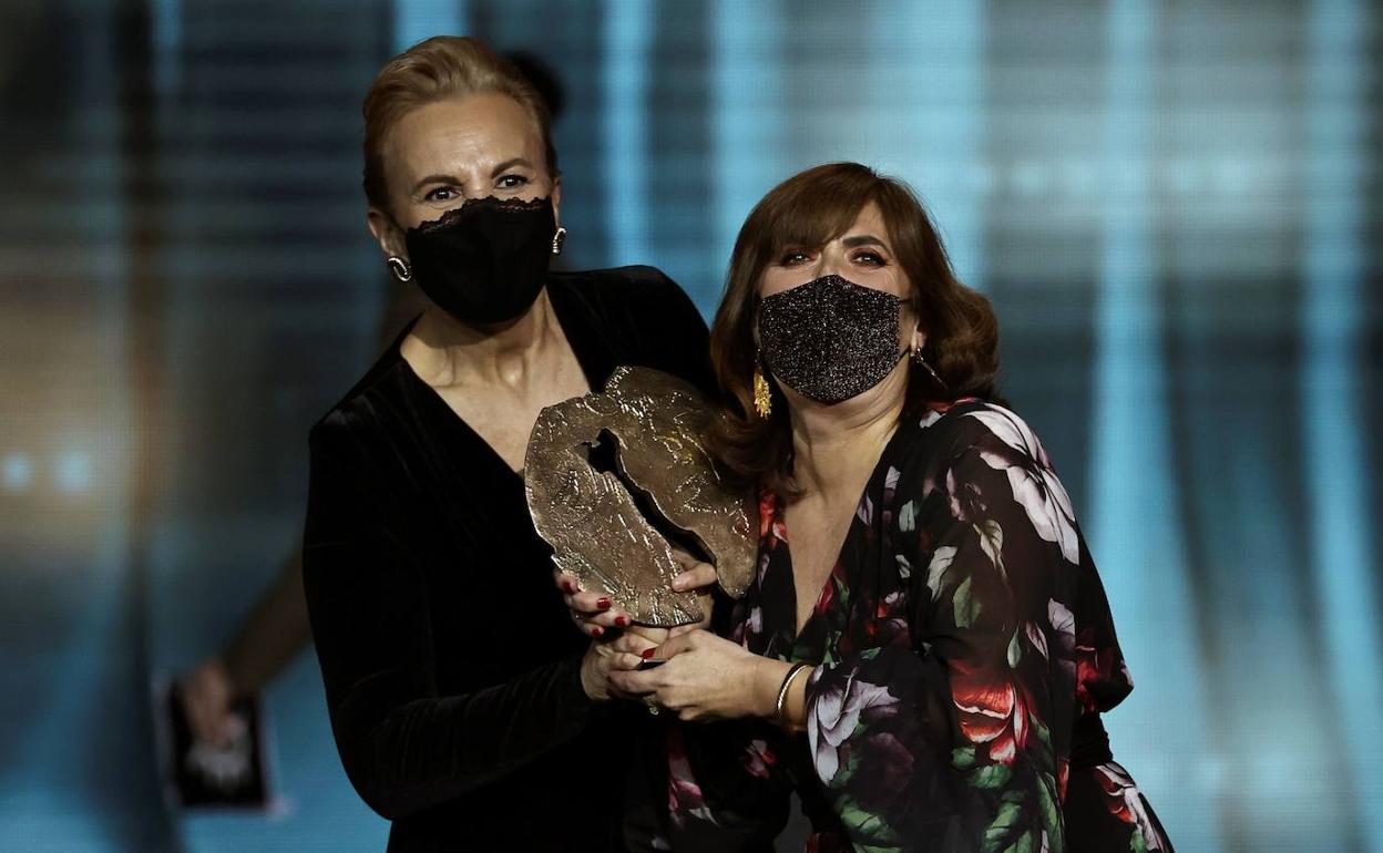 Elena Irureta y Ane Gabarain, anoche sobre el escenario en la entrega de los premios Forqué.
