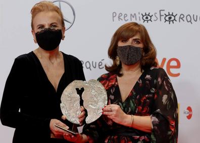 Imagen secundaria 1 - Elena Irureta comparte con Ane Gabarain el premio Forqué por &#039;Patria&#039;