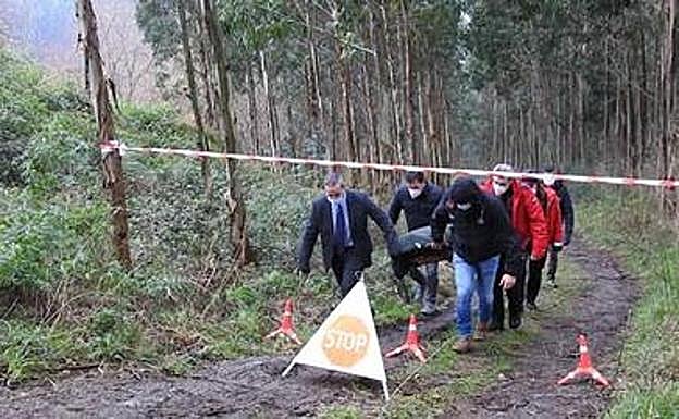 La Ertzaintza traslada los restos óseos hallados ayer. 