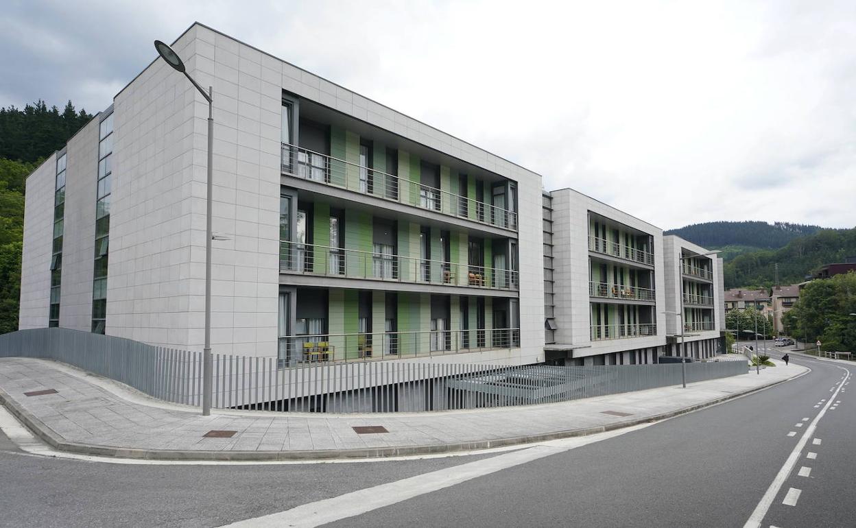 Residencia Debagoiena de Aretxabaleta, con 30 casos activos, la más afectada. 