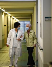Imagen secundaria 2 - Aplausos esta mañana en la residencia Caser Betharram de Hondarribia, donde 175 usuarios y trabajadores ya han recibido la vacuna completa. 