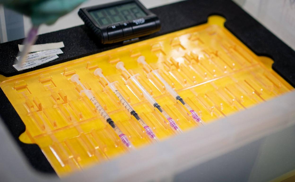 Vacunas de Pfizer listas para inyectar como segunda dosis. 