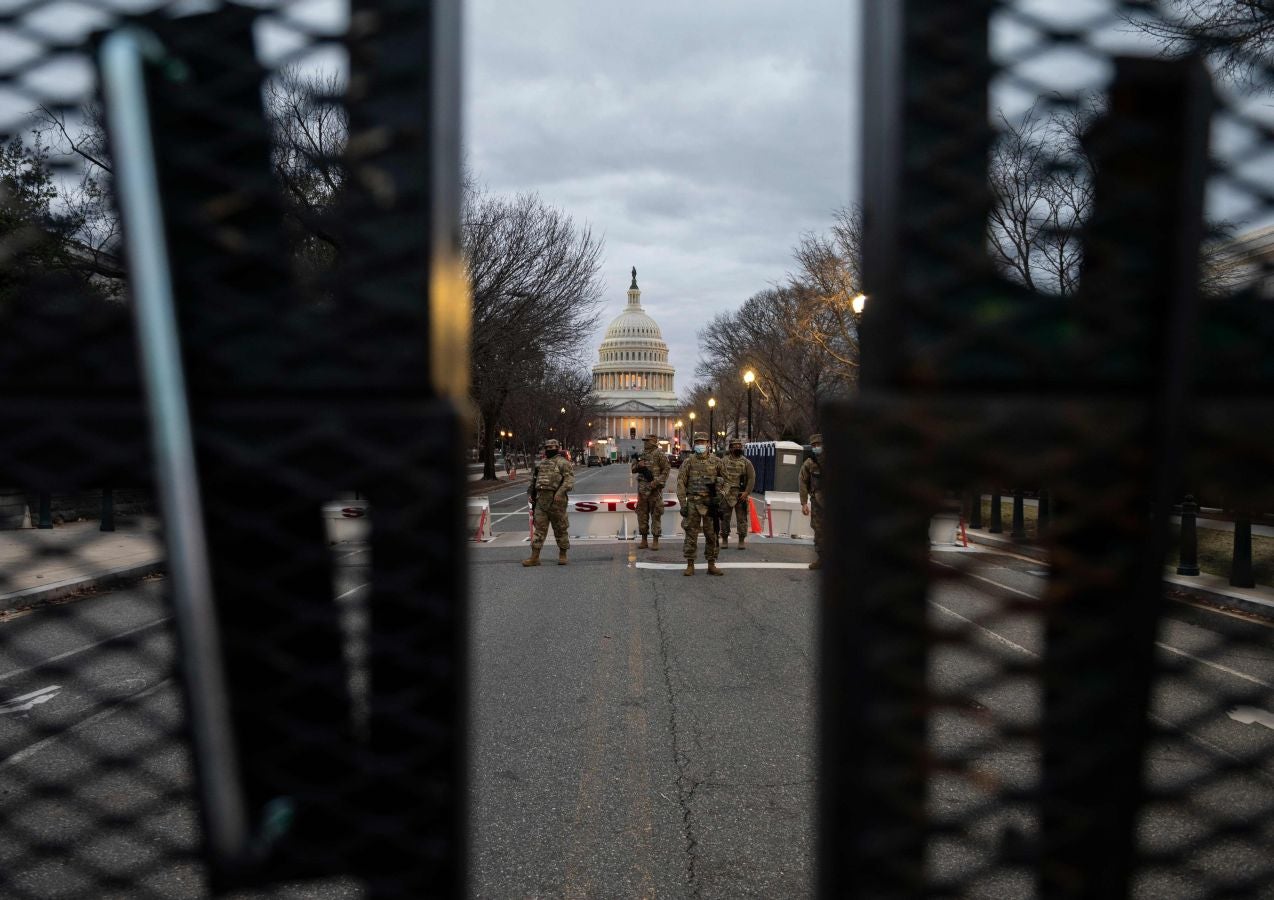 Soldados de la Guardia Nacional protegen desde hace días el lugar donde se oficializará la proclamación de Joe Biden como nuevo presidente de los Estados Unidos.