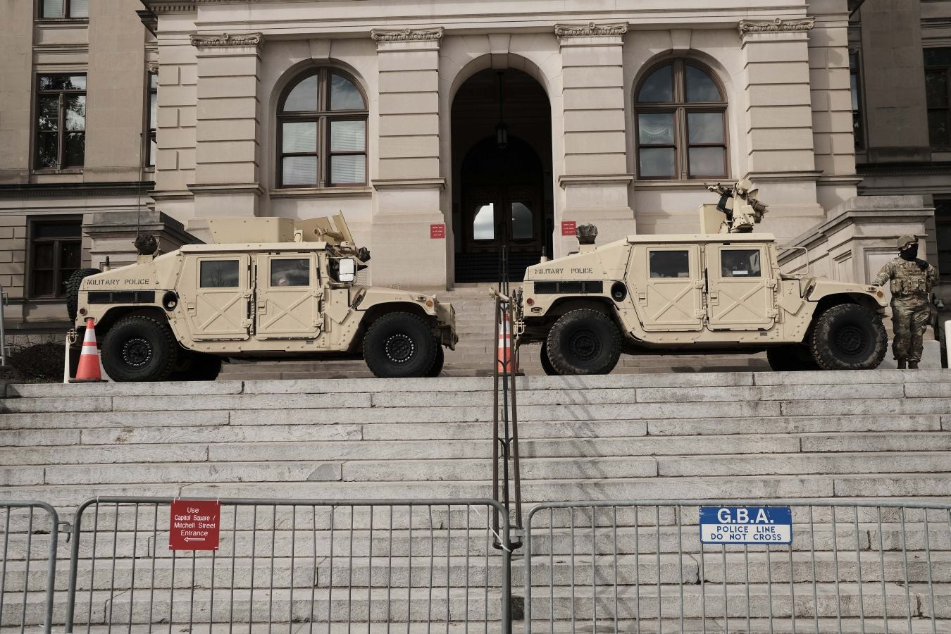 Soldados de la Guardia Nacional protegen desde hace días el lugar donde se oficializará la proclamación de Joe Biden como nuevo presidente de los Estados Unidos.