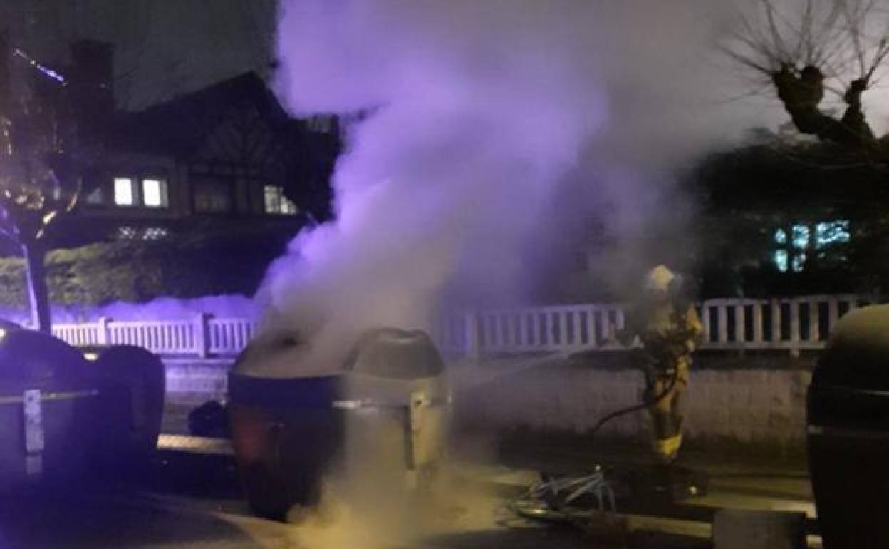 Queman varios contenedores en Getxo tras una macroquedada por redes sociales