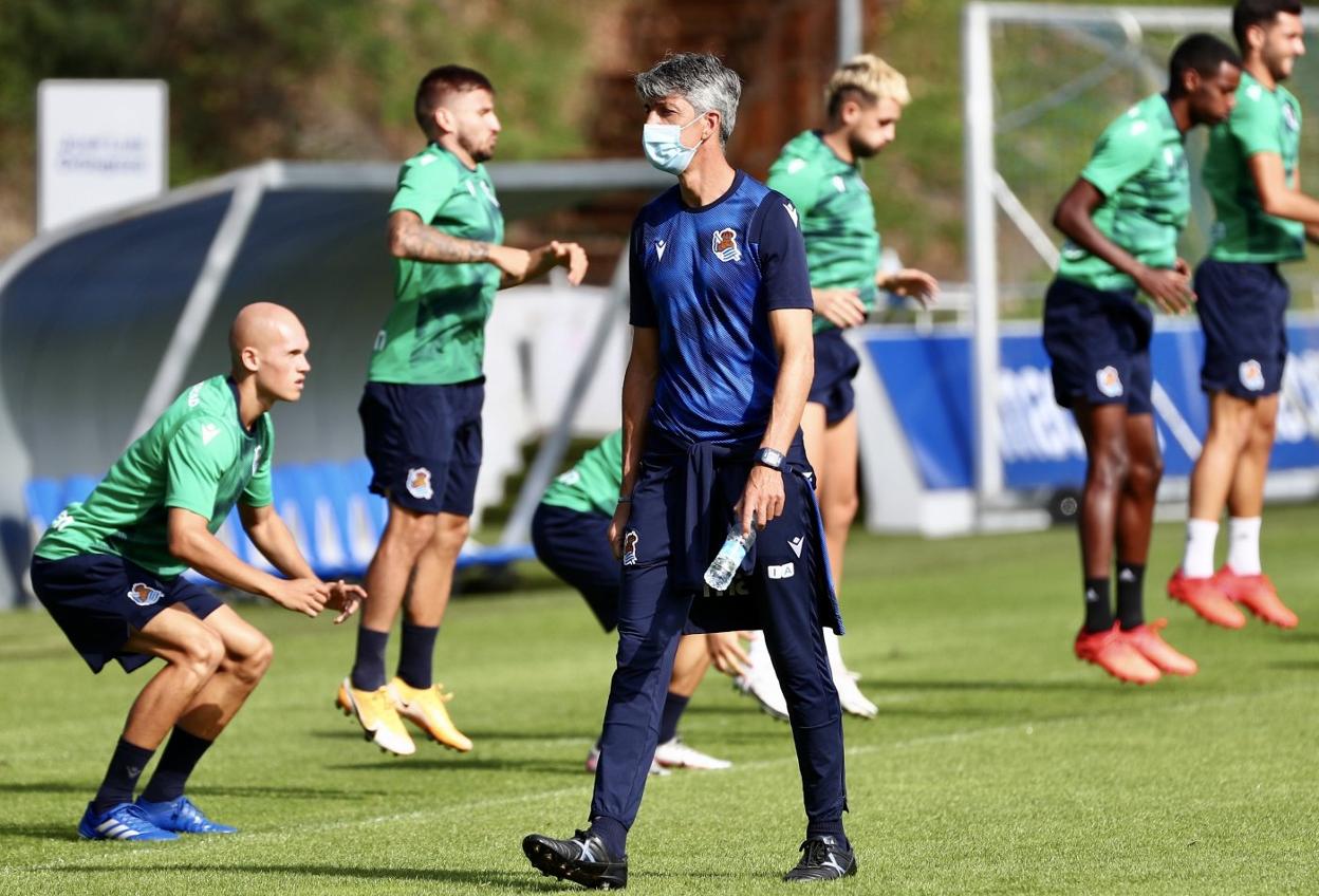 Imanol observa atentamente en Zubieta uno de losejercicios físicos de sus jugadores en los que aparecenGuridi, Portu, Januzaj, Isak y Merino. 