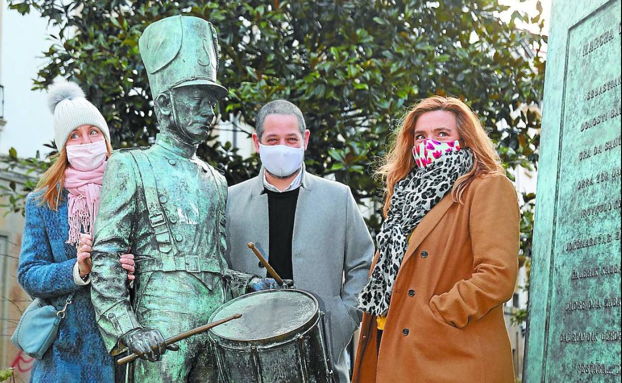 Ana Berrocal (La Salle Gazte), Juanjo Gil (Tambores Solidarios) y Ana Martín (Nordic Walking) posan junto al busto de Sarriegi.