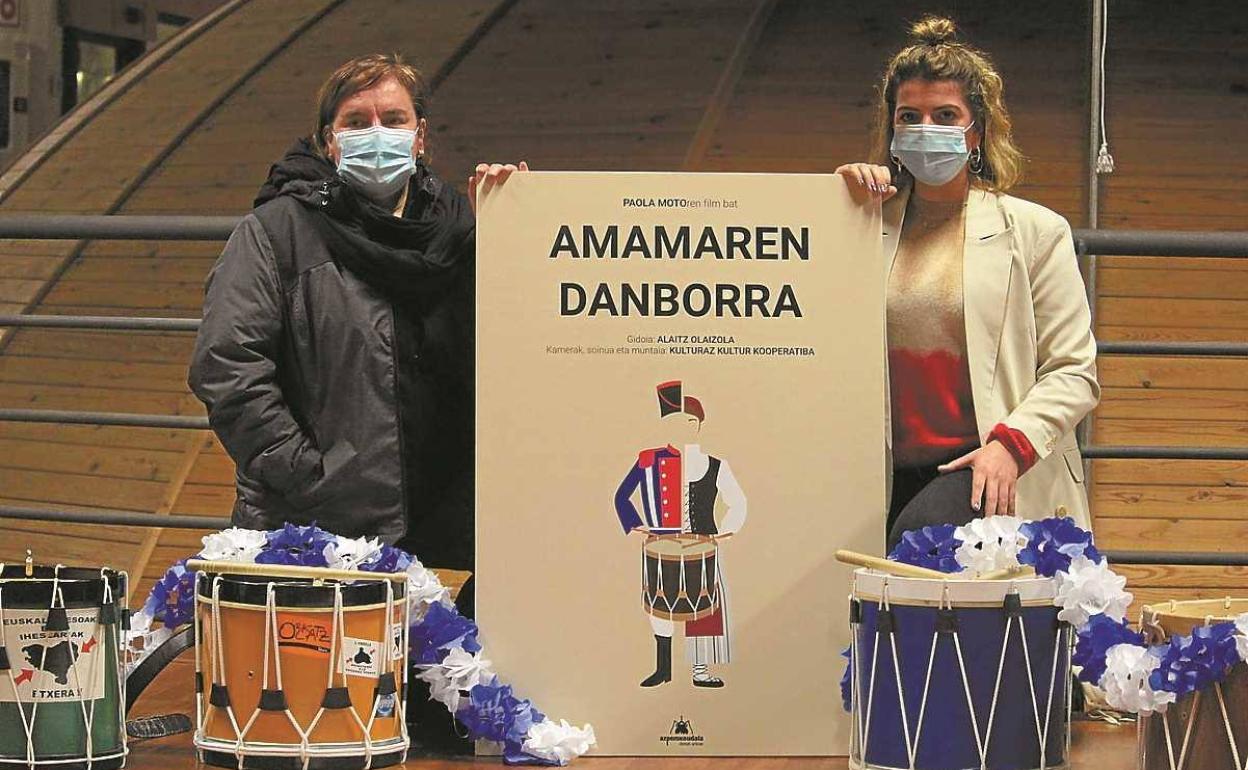 Artífices. Alaitz Olaizola (izquierda) y Paola Moto han liderado, junto a los tres técnicos, este proyecto audiovisual. 