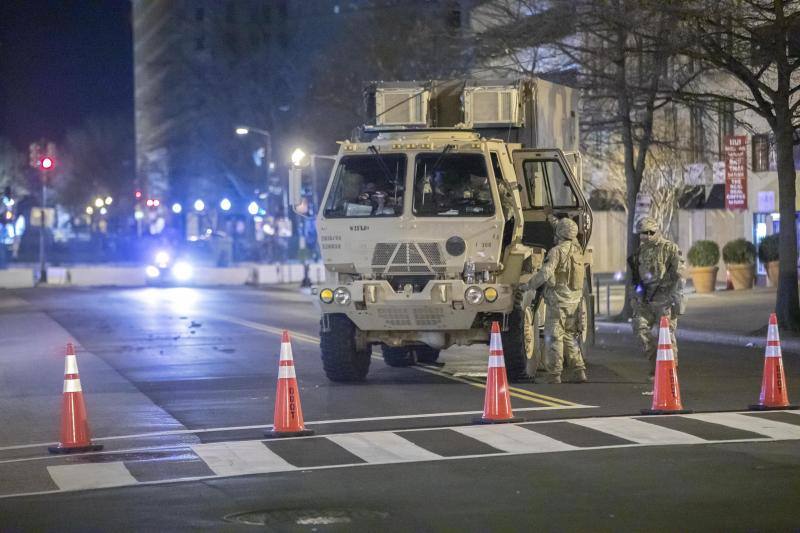 Miembros de la Guardia Nacional controlan las calles cercanas al Capitolio. 
