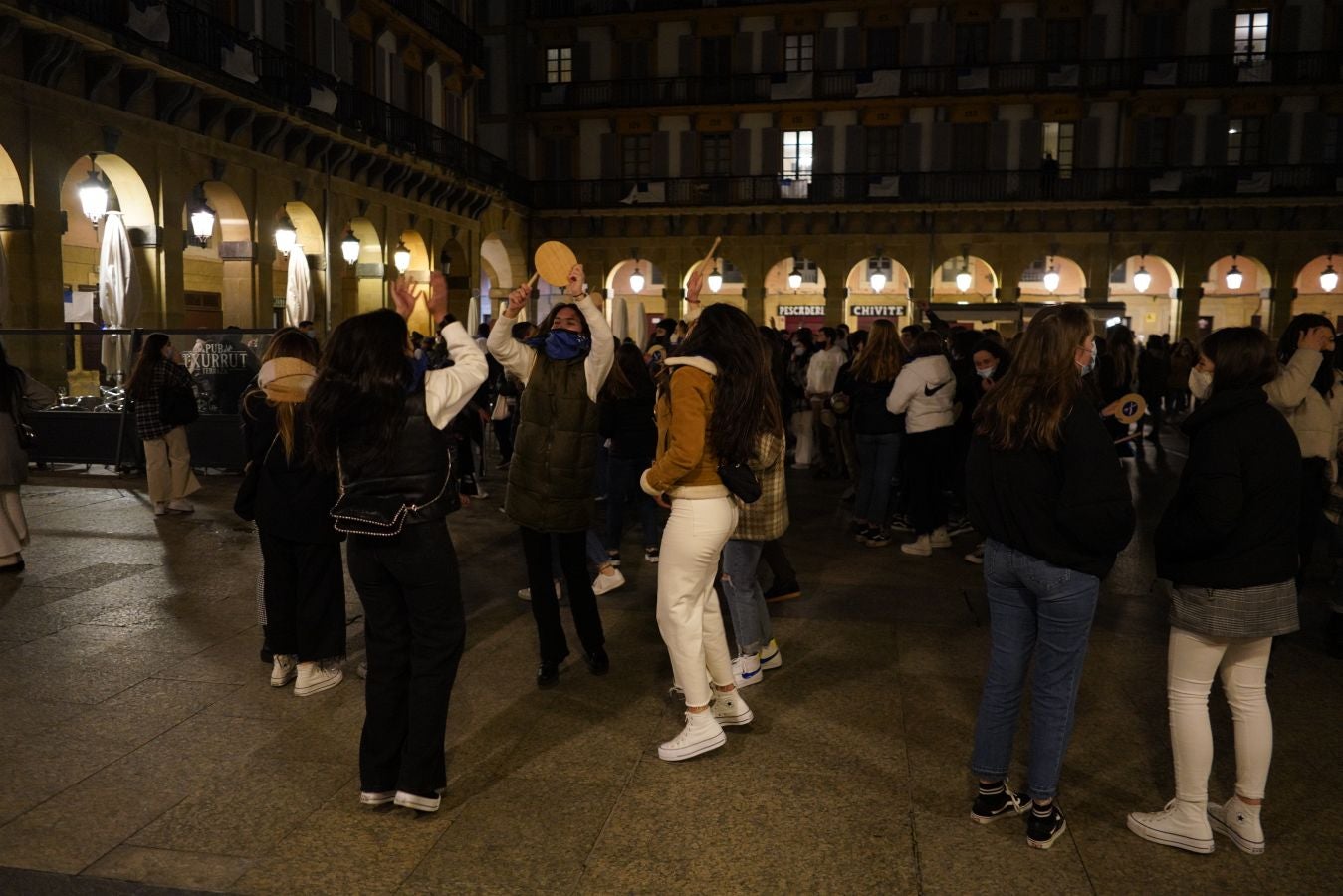 Fotos: Incidentes en la Parte Vieja empañan el día de San Sebastián a última hora