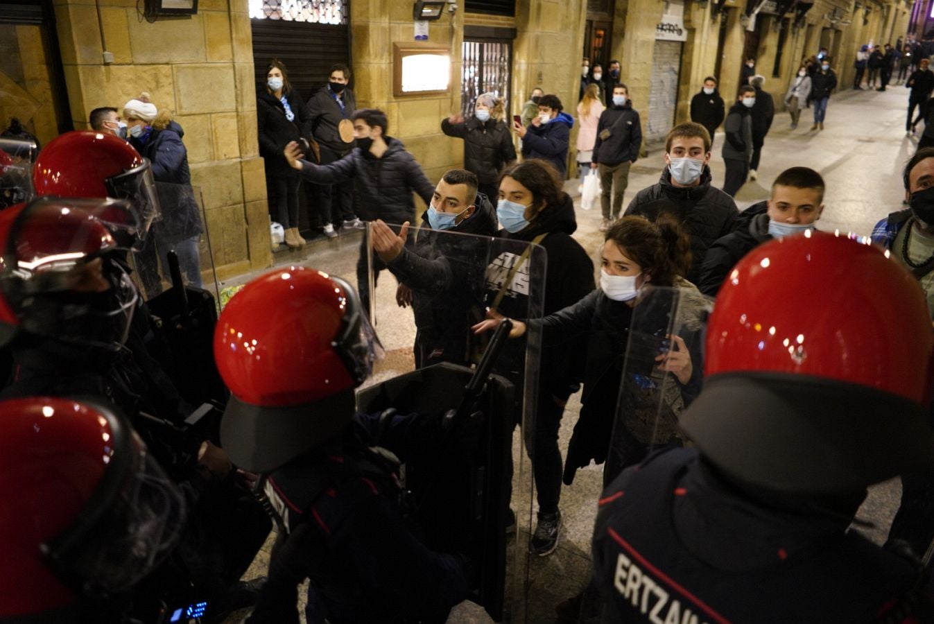 Fotos: Incidentes en la Parte Vieja empañan el día de San Sebastián a última hora