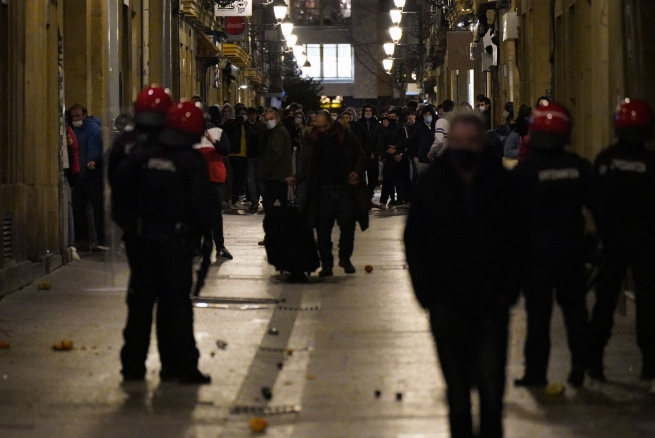 Fotos: Incidentes en la Parte Vieja empañan el día de San Sebastián a última hora