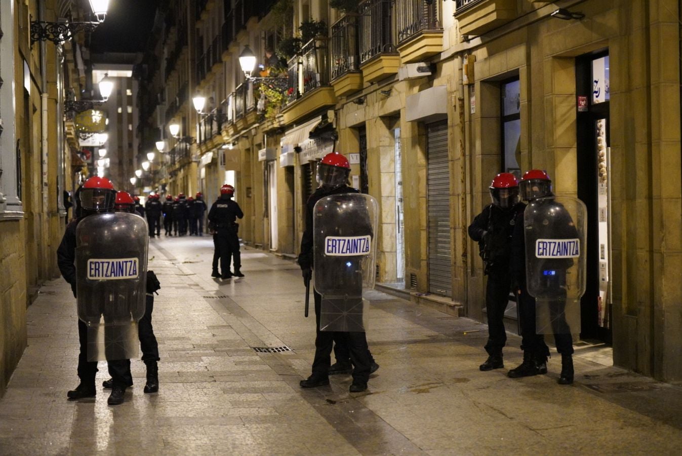 Fotos: Incidentes en la Parte Vieja empañan el día de San Sebastián a última hora