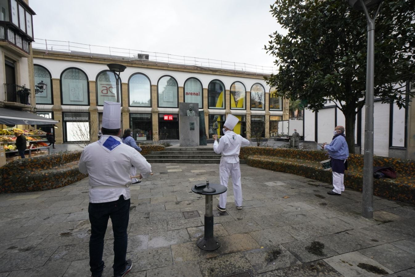 Está siendo el Día de San Sebastián más extraño de los últimos años. A pesar de las restricciones muchos donostiarras han salido a la calle a celebrar el día con todas las medidas de seguridad