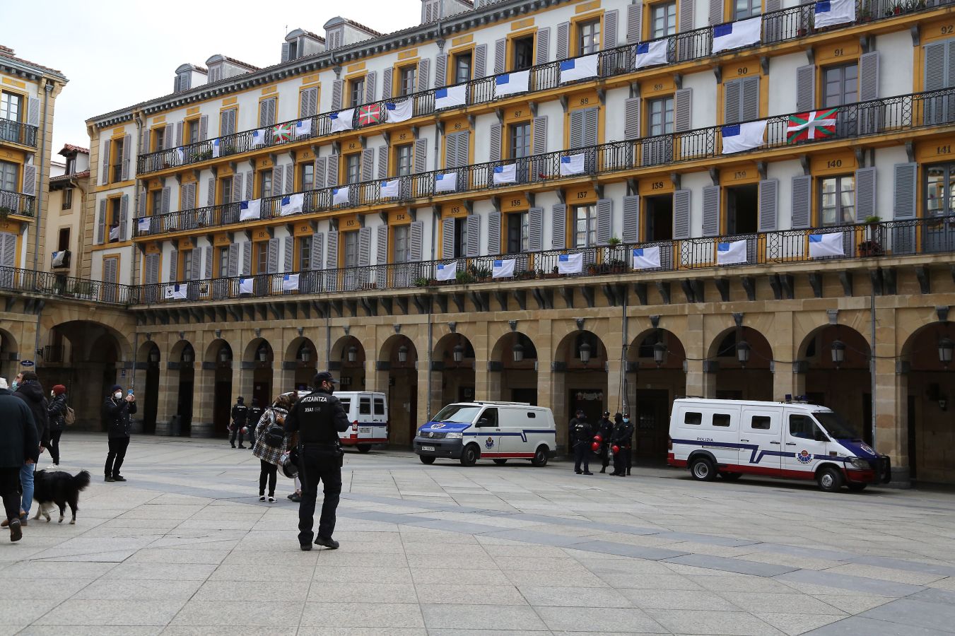 Está siendo el Día de San Sebastián más extraño de los últimos años. A pesar de las restricciones muchos donostiarras han salido a la calle a celebrar el día con todas las medidas de seguridad
