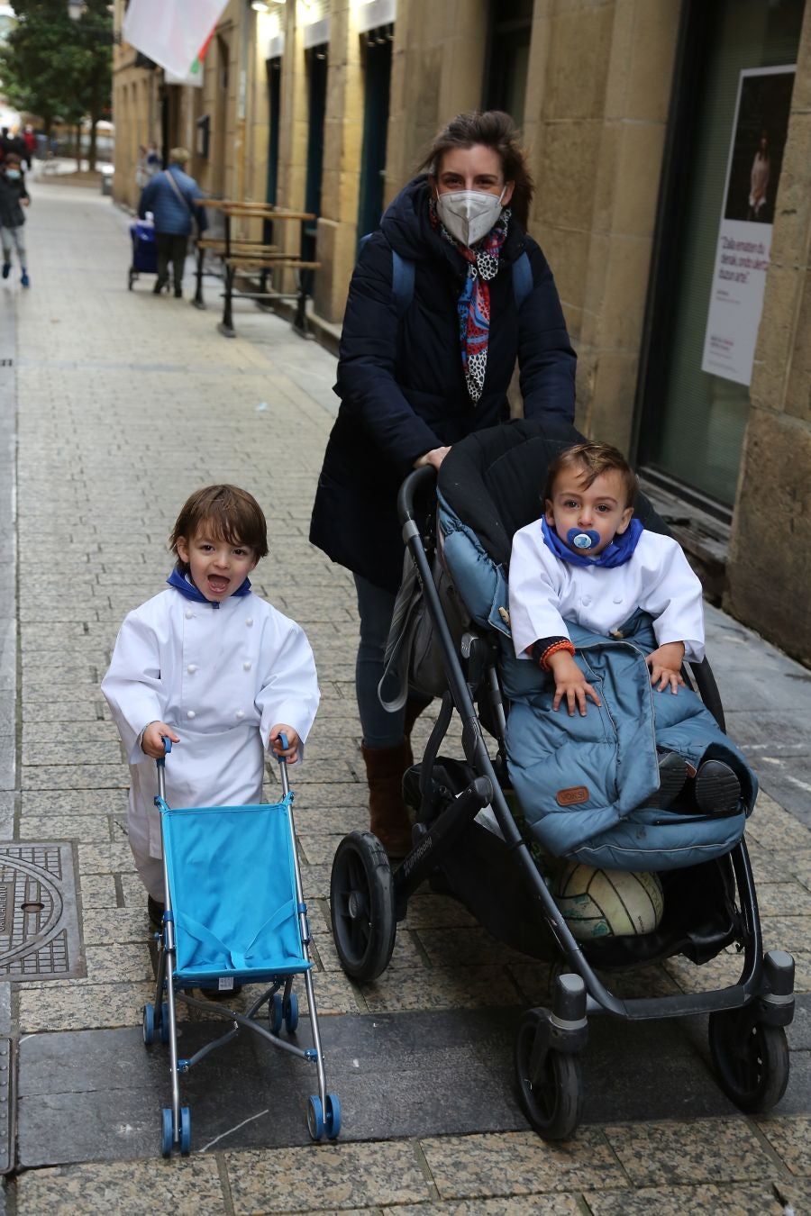 Está siendo el Día de San Sebastián más extraño de los últimos años. A pesar de las restricciones muchos donostiarras han salido a la calle a celebrar el día con todas las medidas de seguridad