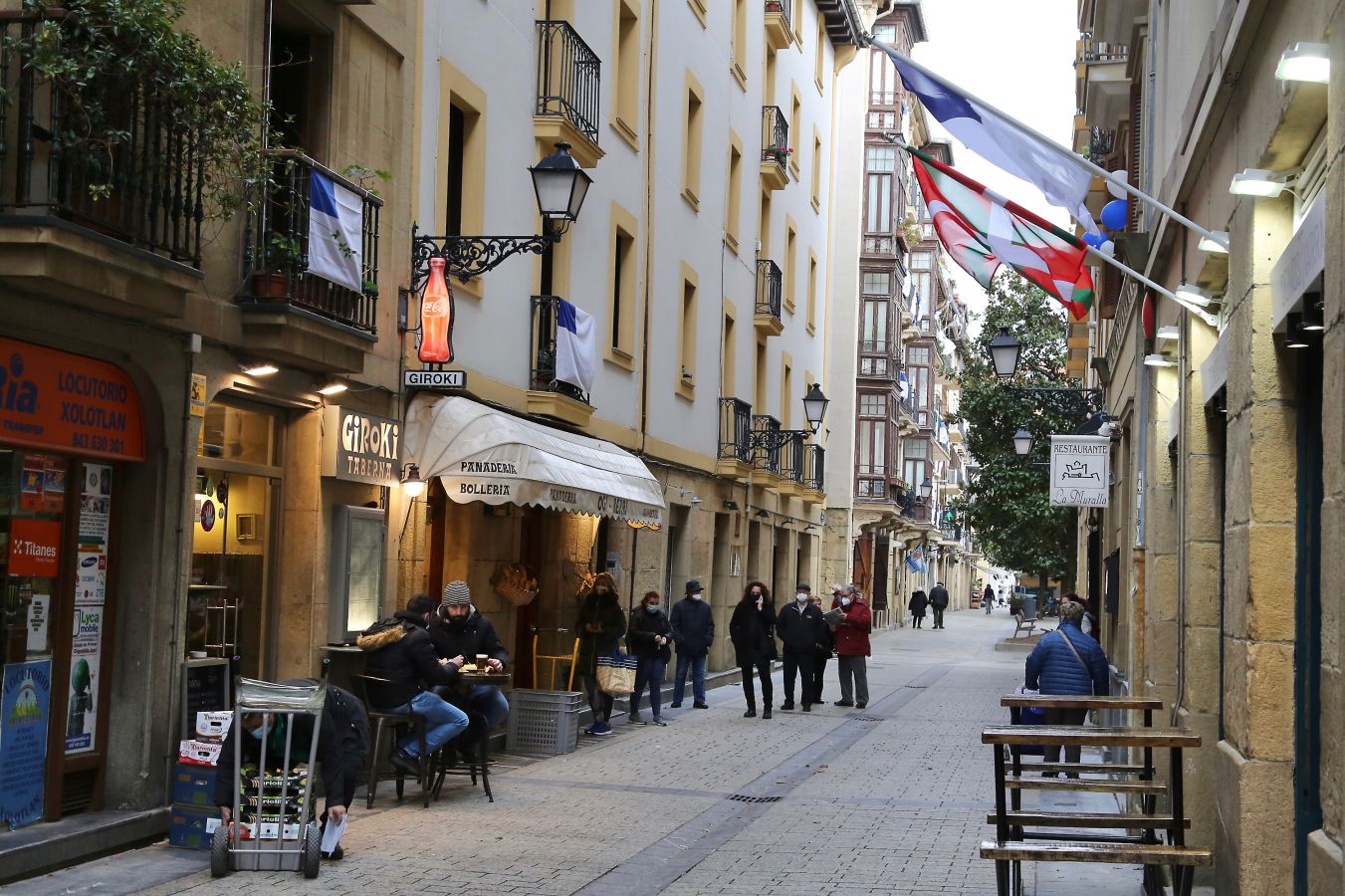 Está siendo el Día de San Sebastián más extraño de los últimos años. A pesar de las restricciones muchos donostiarras han salido a la calle a celebrar el día con todas las medidas de seguridad