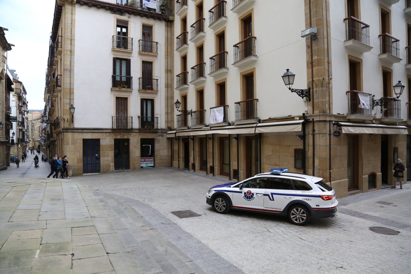 Está siendo el Día de San Sebastián más extraño de los últimos años. A pesar de las restricciones muchos donostiarras han salido a la calle a celebrar el día con todas las medidas de seguridad