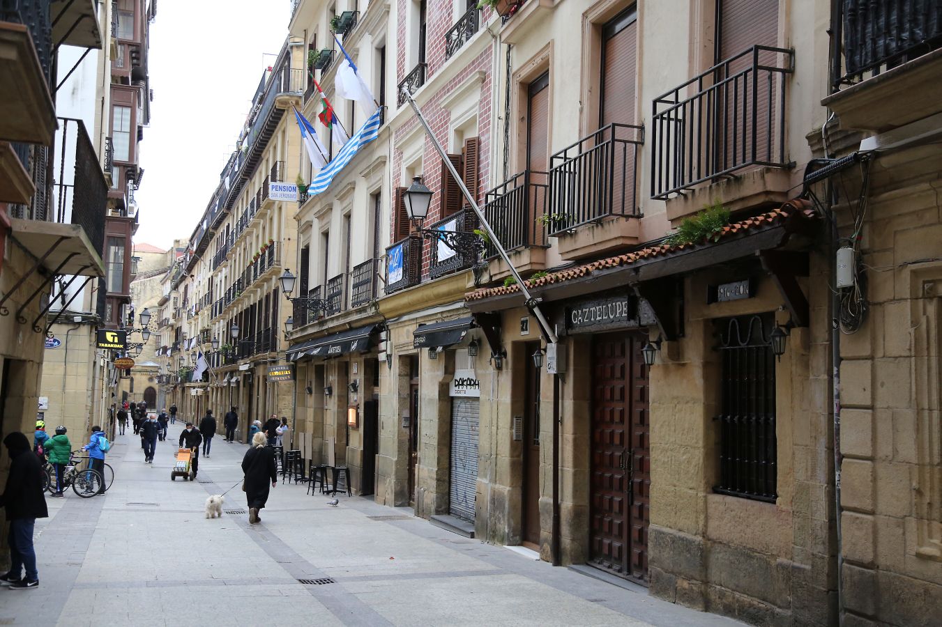 Está siendo el Día de San Sebastián más extraño de los últimos años. A pesar de las restricciones muchos donostiarras han salido a la calle a celebrar el día con todas las medidas de seguridad